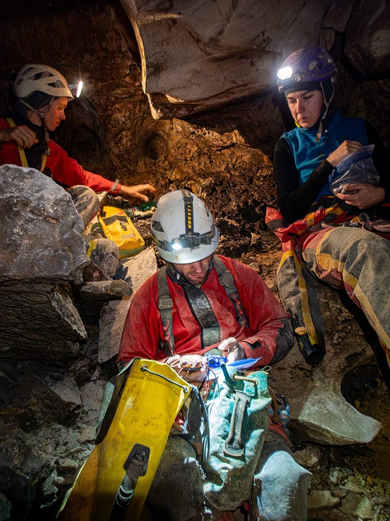 Jeff Wade is getting ready for the photography and explaining the cave photography process to the rest of the team. Vručični Snovi Cave, Montenegro 2023. Photo: Katarina Kosič Ficco
